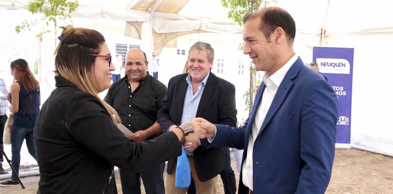 Gutiérrez inauguró 54 viviendas en el aniversario de Buta Ranquil.