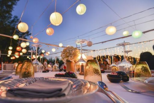Así vuelven los eventos sociales: sin bailes, sin trasnoche y con salones reducidos.