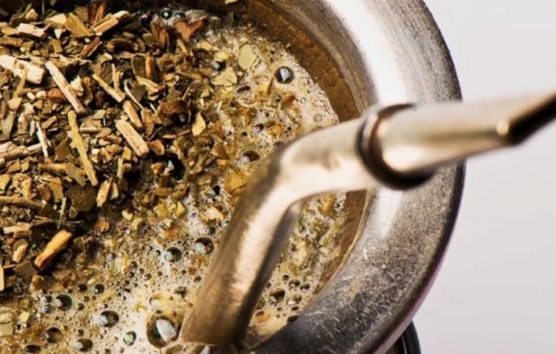 Mates de lujo: ¿Por qué la yerba podría valer $500 el kilo?