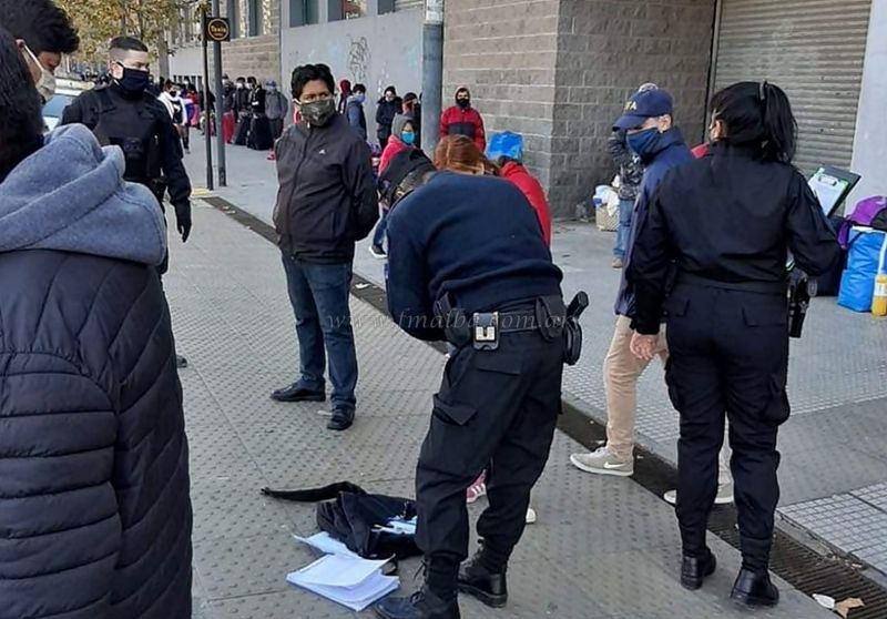 Detienen a un boliviano por vender certificados falsos de PCR negativo