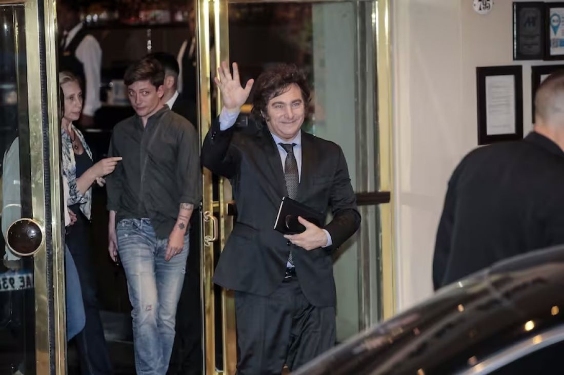Protocolo antipiquetes en la puerta del hotel donde se aloja Javier Milei