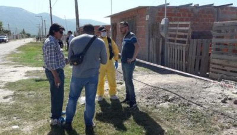 Detienen a un policía que estaba de custodia en una casa y pudo haber evitado un femicidio