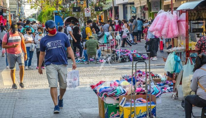 El comercio, en alerta por falta de productos y por los manteros