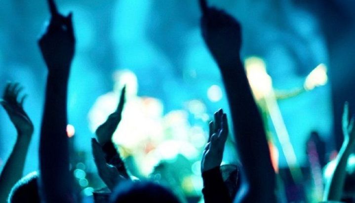 52 personas fueron detenidas tras participar de una fiesta electrónica ilegal