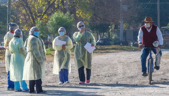 Además de las reuniones sociales, el DNU prohibe los encuentros familiares en todo el país