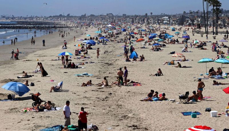 Estados Unidos: la gente rompe el aislamiento en las playas de California
