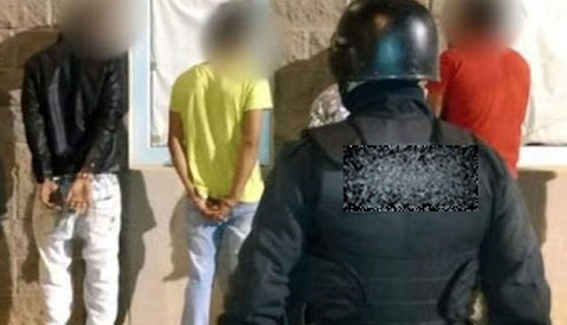 Cuatro personas fueron detenidas, una de ellas una mujer, por atacar a policías