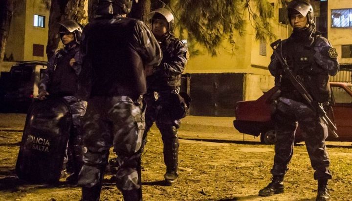 Una familia completa intentó asesinar a un vecino