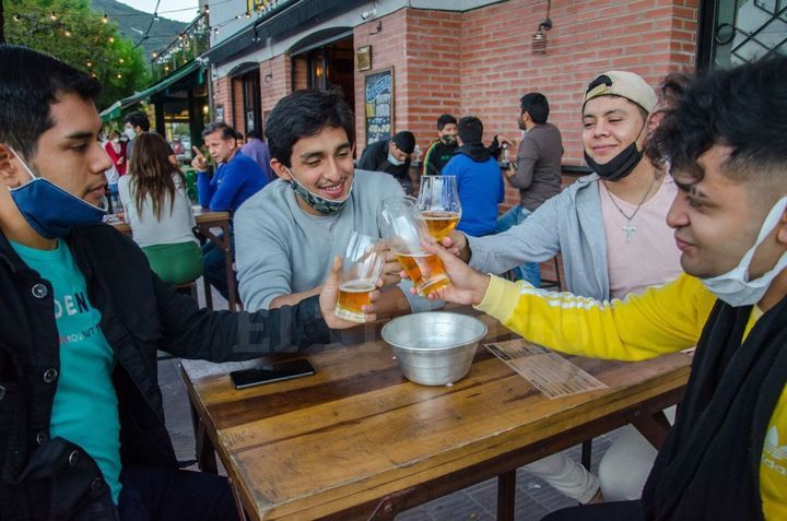 Quienes se apliquen la vacuna rusa deberán estar 42 días sin tomar alcohol