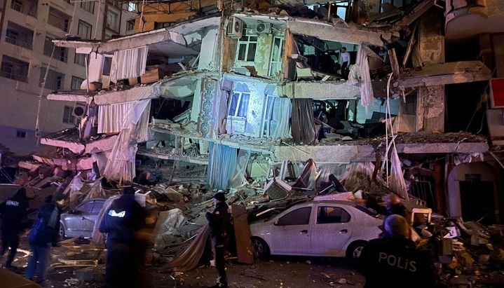Turquía y Siria devastadas: ya son más de 1.300 las personas muertas por un terremoto de 7,8º