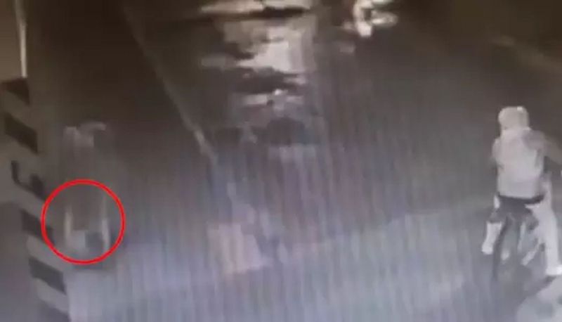 VIDEO Brutal ataque de motochorros a una enfermera: la dejan inconsciente