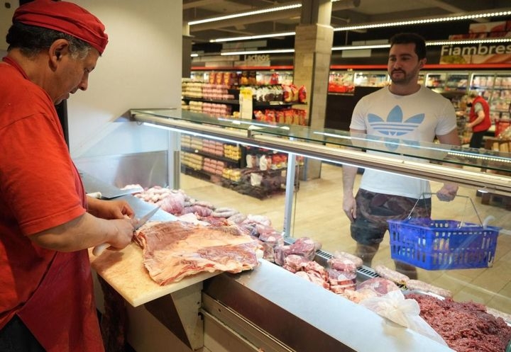 Habrá reintegros para compras en carnicerías con tarjetas de débito