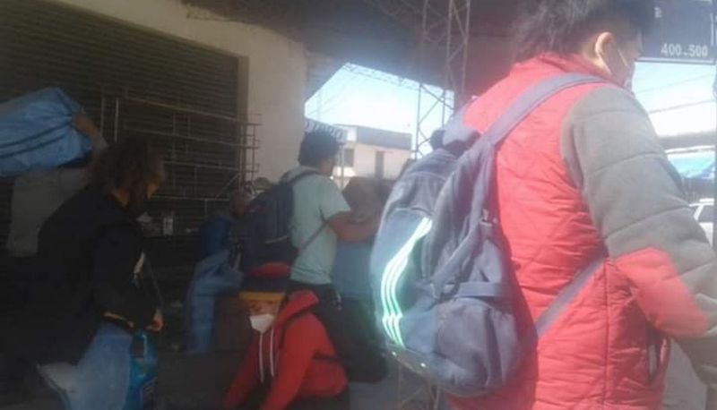 Denuncian que pasadores bolivianos trasladan mercadería en plena luz del día