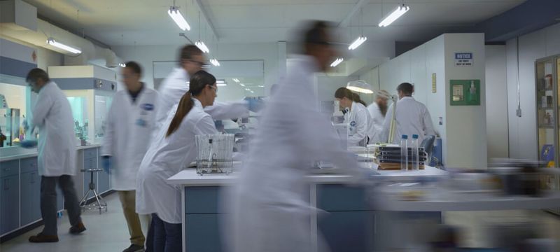Pfizer anunció que su vacuna contra el COVID-19 elevó su eficacia a un 95% y completó la fase 3