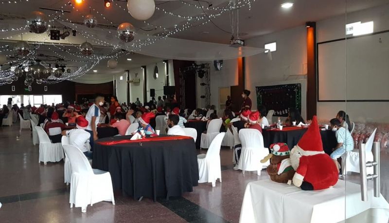 Unos 300 chicos de capital y el interior fueron agasajos con una cena navideña de gala