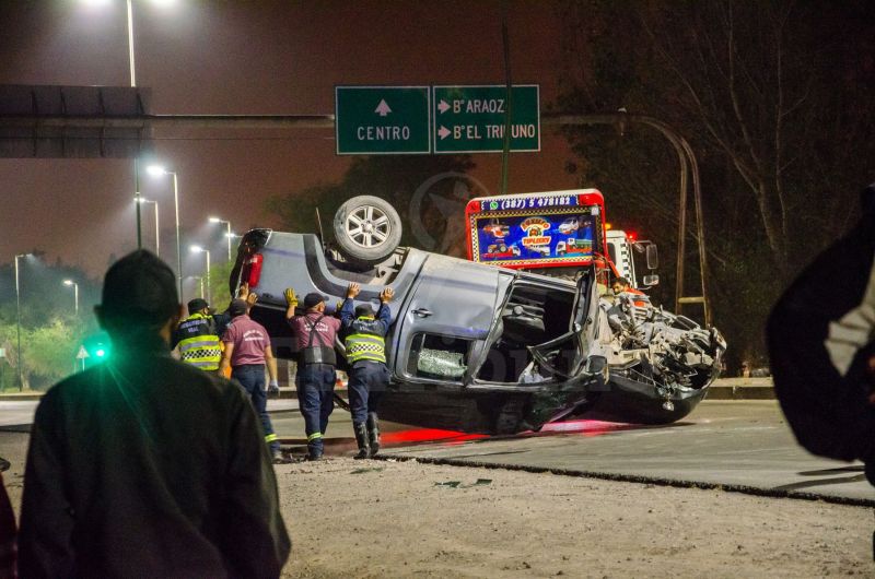 En la madrugada salteña hubo dos muertes en sendos siniestros viales