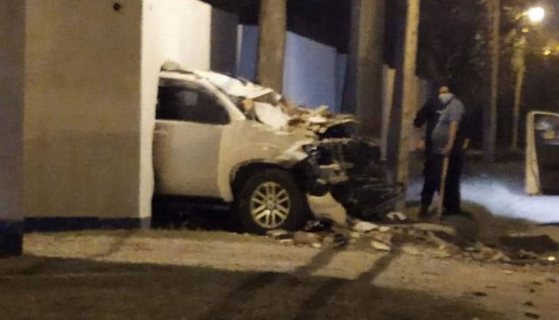 Una camioneta se incrustó durante la madrugada en un hotel alojamiento