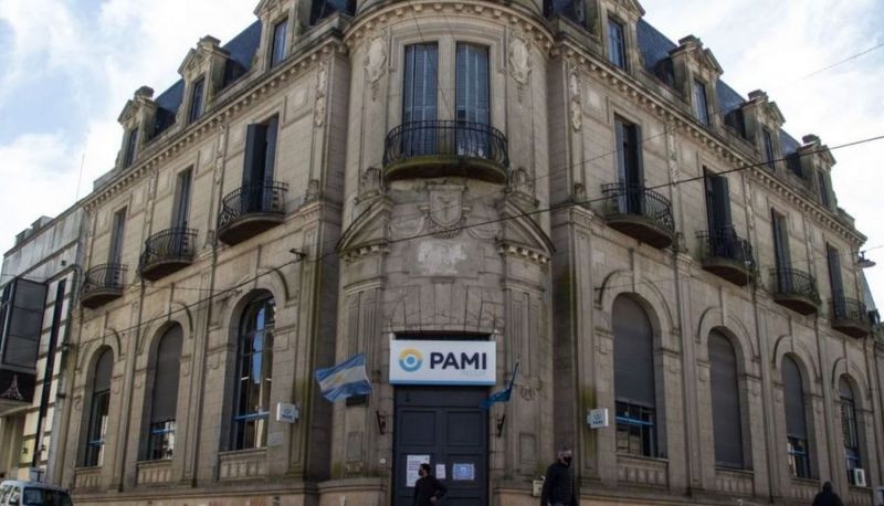 Denuncian al Pami de Azul por perder 300 vacunas: se olvidaron la caja arriba del freezer