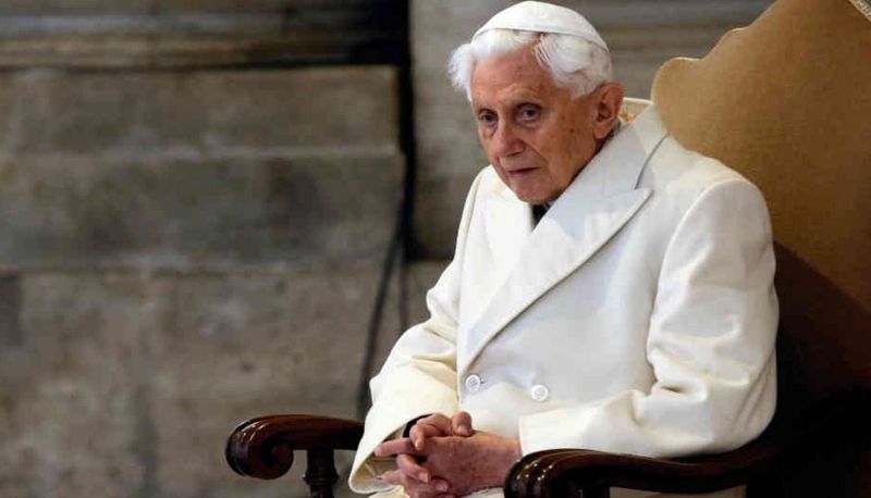 El biógrafo de Benedicto XVI asegura que está grave y el Vaticano lo desmiente