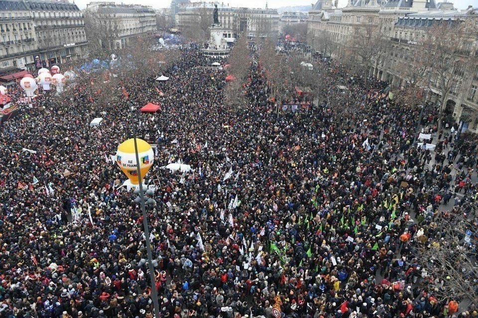 Macron impuso por decreto la reforma jubilatoria y estallaron las protestas