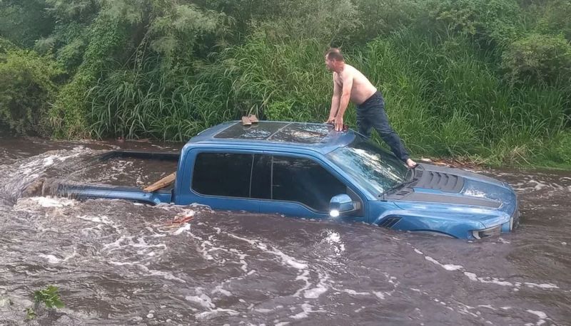 VIDEO Quiso cruzar un río en su 4x4 y terminó bajo el agua: El conductor fue recatado