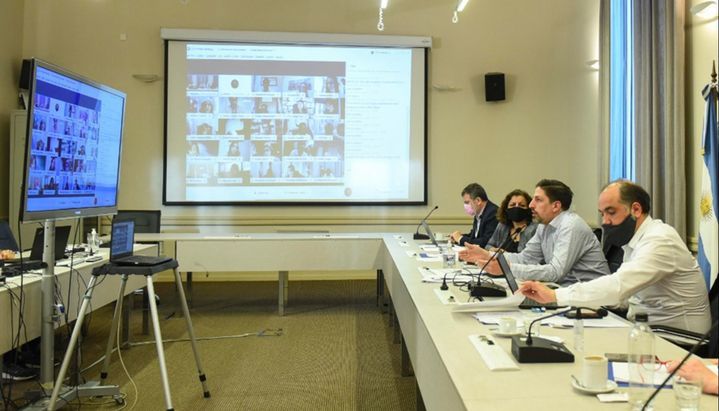 Fernández anuncia regreso a aulas y nuevas actividades