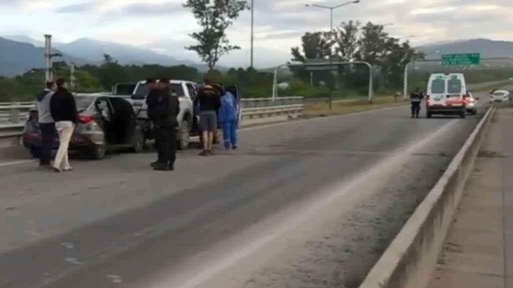 Caos y desesperación en Circunvalación Oeste: choque múltiple, autos varados y huida masiva a través del río