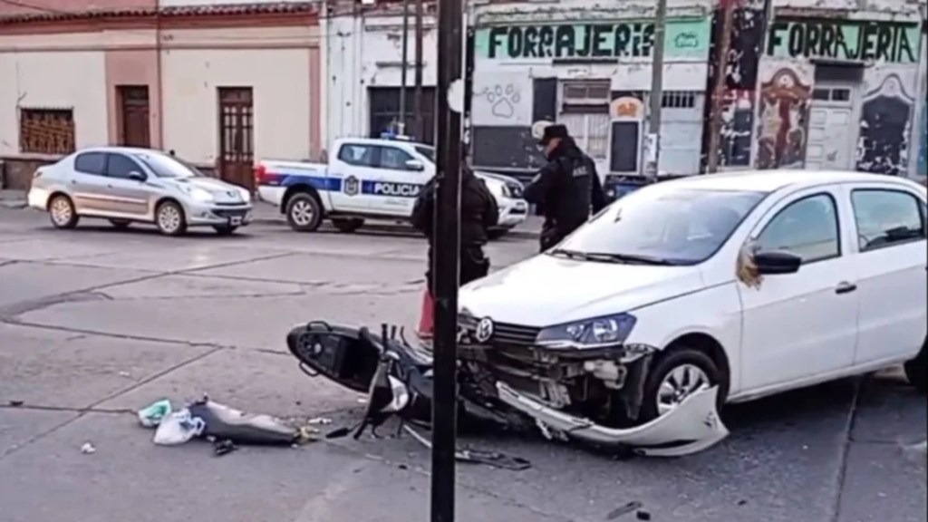 Fuerte choque en el macrocentro entre un auto y una moto
