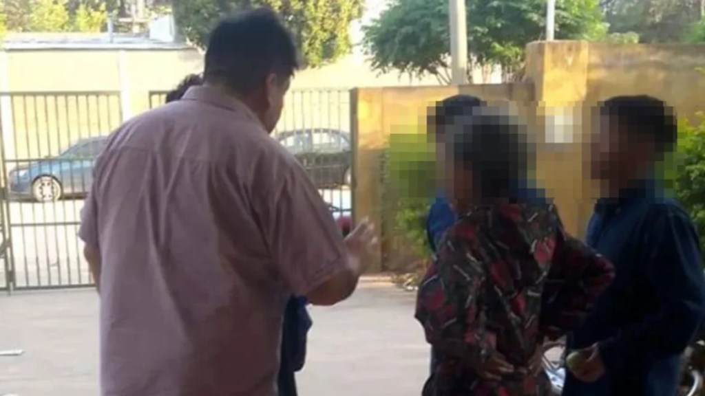 Padres afligidos por el contacto de un profesor denunciado por abuso con sus hijos