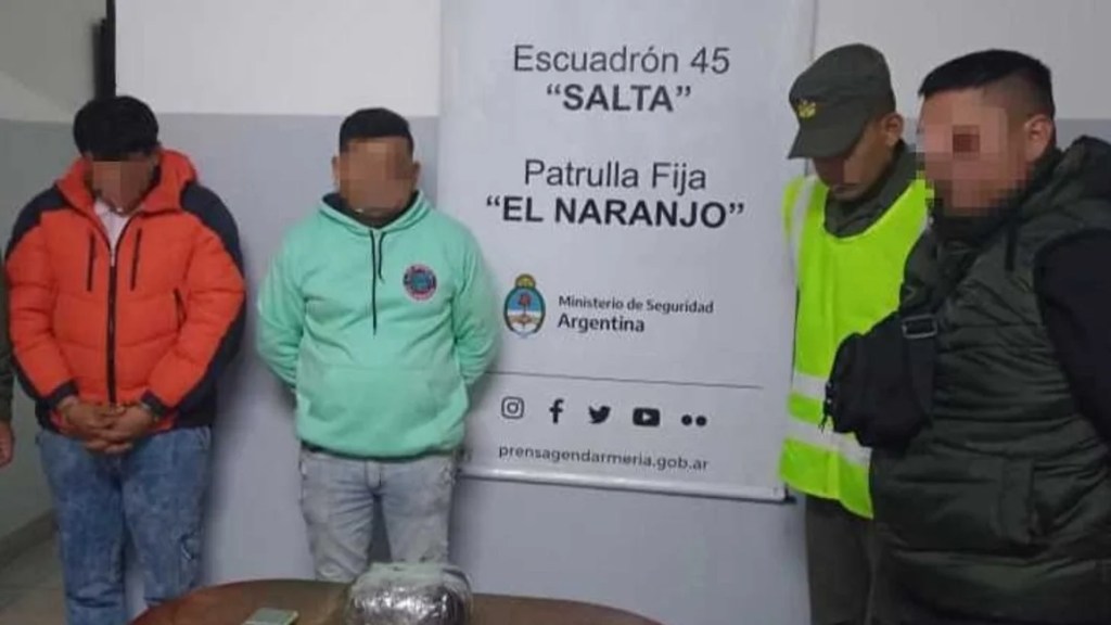 Pasajeros de un remís iban armados y con droga