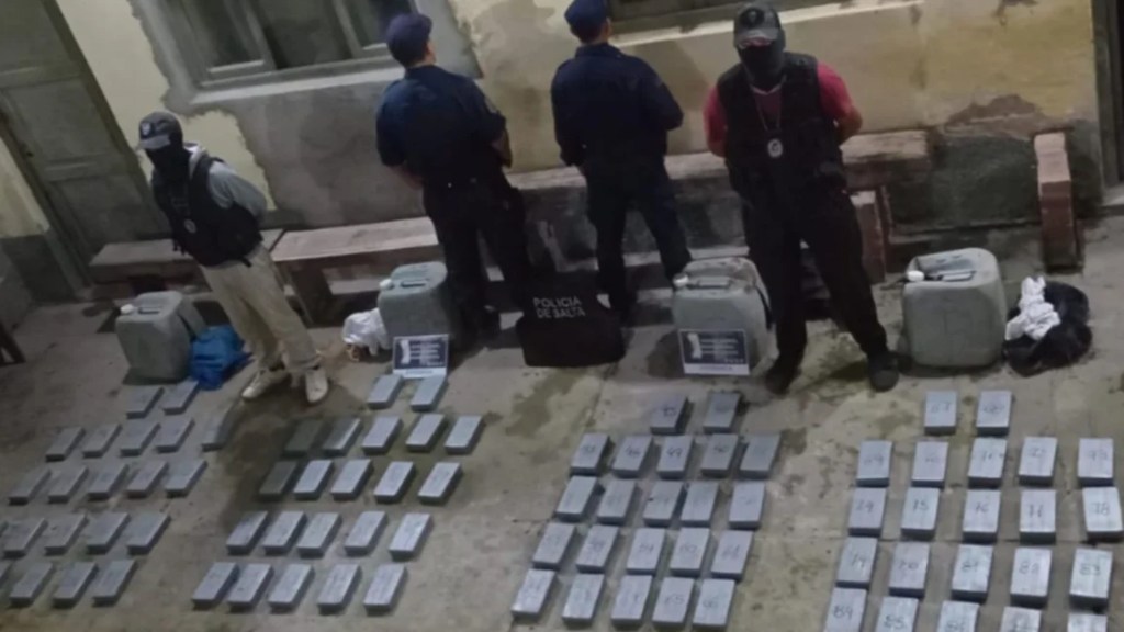 Narcos al volante: tiraron 95 kilos de cocaína en plena calle y los vecinos los delataron