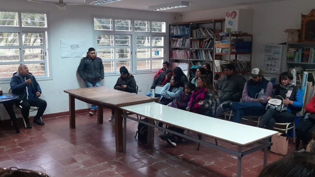 Padres y alumnos cuestionan a director de la escuela Emeta