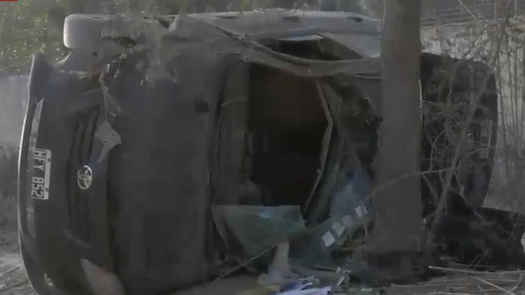 Barrio Santa Rita II: El conductor de una camioneta perdió el control, volcó, dio varios tumbos y terminó chocando contra un árbol