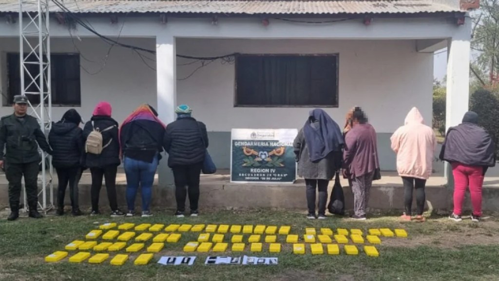 Atraparon a diez mujeres con más de 62 kilos de cocaína