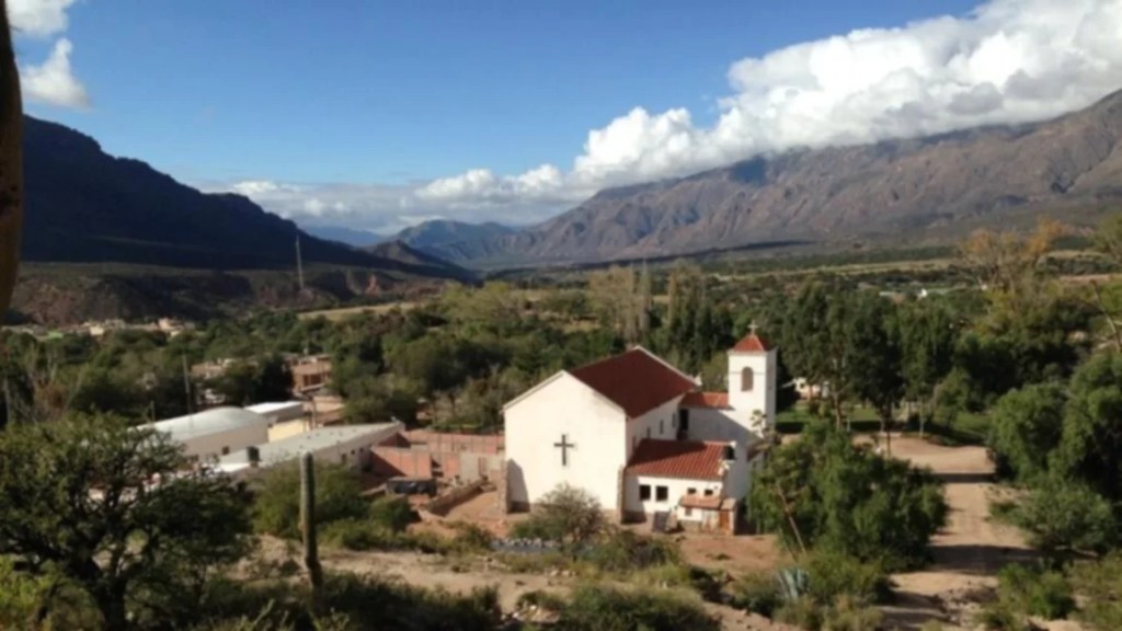 En Luracatao, los vecinos del paraje La Puerta viven a la luz de las velas y toman agua del río