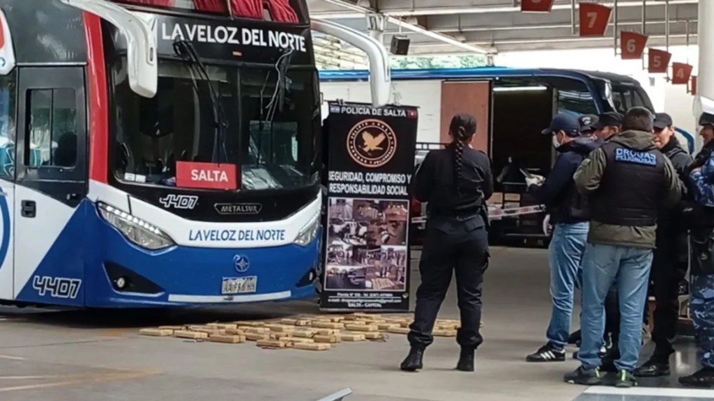 Droga en un colectivo de La Veloz del Norte: operativo sorpresa en la terminal de Salta