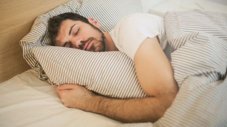 Empresa paga u$s1.500 por hacer la siesta todos los días: cómo aplicar desde Argentina