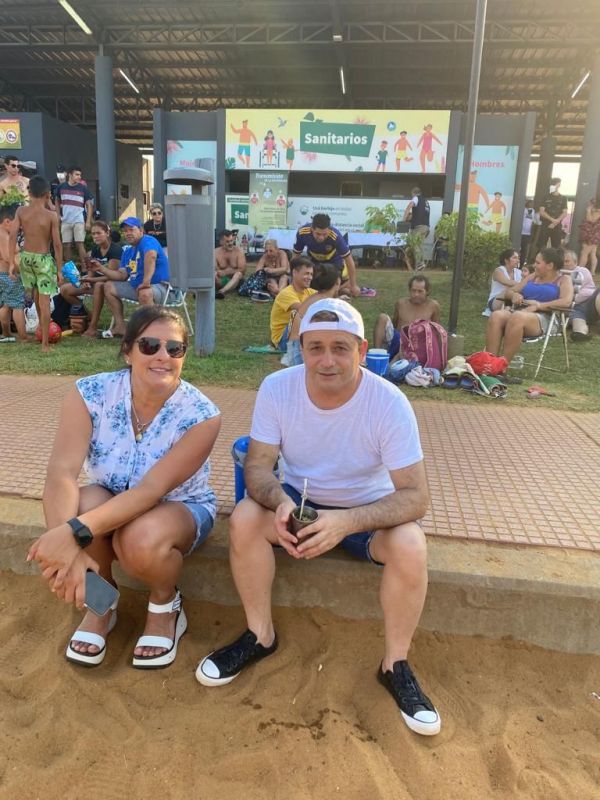 Posadas: Herrera Ahuad y el intendente Stelatto eligieron la playa Costa Sur para contrarrestar el calor