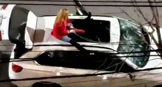 SANTA FE – Mujer despechada destrozó una camioneta con un matafuegos - VIDEO