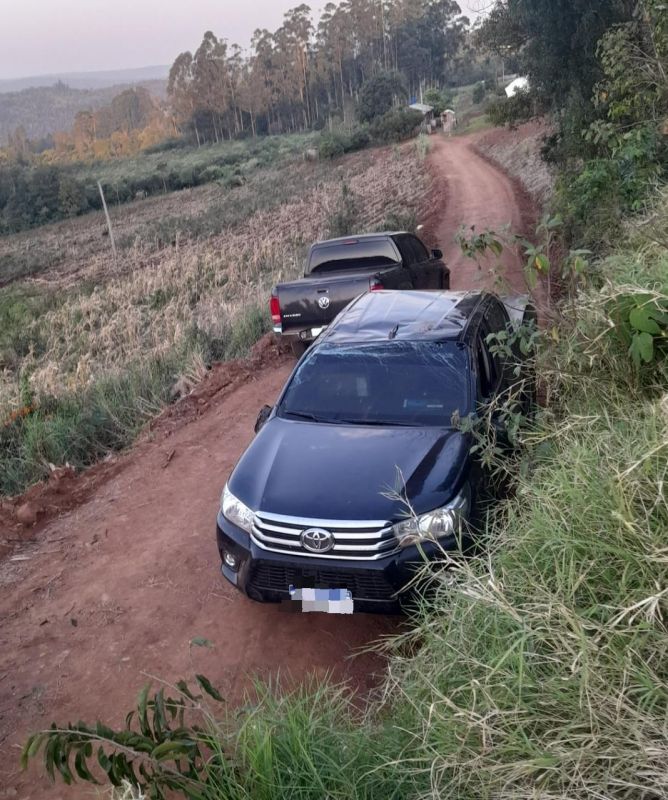 MISIONES – San Vicente: Secuestran dos camionetas con gran carga de cigarrillos ilegales que intentaron darse a la fuga