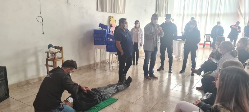 RCP y cáncer de piel: Charlas dirigidas a personal de salud, docentes y fuerzas de seguridad en Col. Aurora
