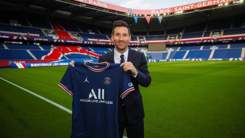 FÚTBOL – Messi firmó y dijo: “Estoy emocionado de comenzar un nuevo capítulo de mi carrera en PSG”