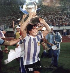 FÚTBOL – Opinión: “Diego Armando Maradona, un argentino querido y polémico” - (Por Julián Zapata)