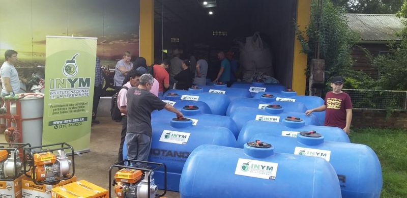 Misiones : El INYM entregó otros 19 tanques de agua y 20 motobombas a productores en Salto Encantado