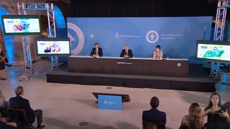 El Presidente Fernández presentó los nuevos billetes del peso argentino: "Los pueblos que pierden su memoria repiten sus errores"