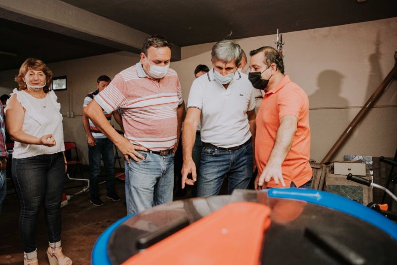 Herrera Ahuad acompañó a directivos del INYM en la entrega de más motobombas y tanques para agua