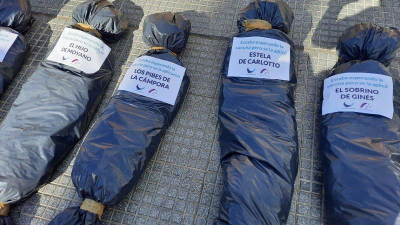 La oposición protestó frente a la Casa Rosada con consignas contra el Gobierno y bolsas “mortuorias”
