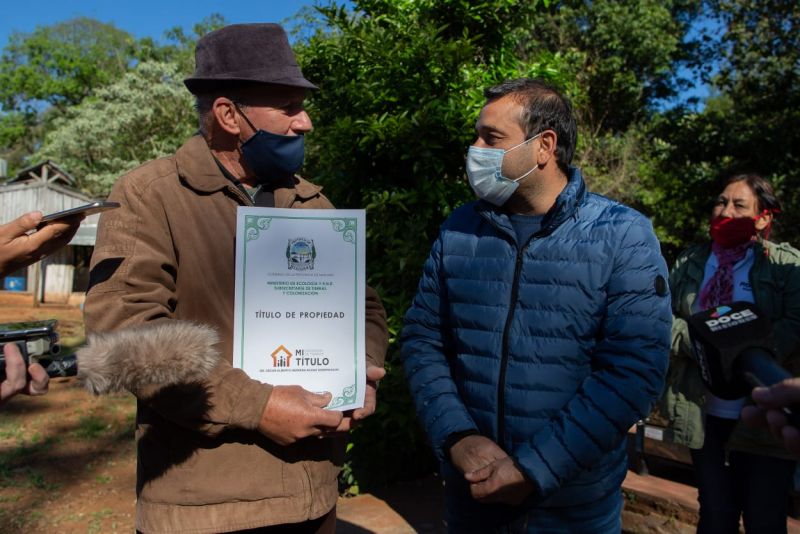 Herrera Ahuad entregó títulos de propiedad y herramientas en Irigoyen y San Pedro