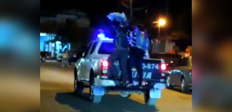 MISIONES - Jardín América | VIRAL: Fueron de caravana trepados en la patrulla policial