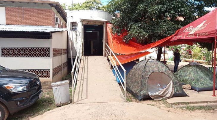 PARAGUAY – Familiares de enfermos por COVID acampan frente al hospital esperando camas de Terapia